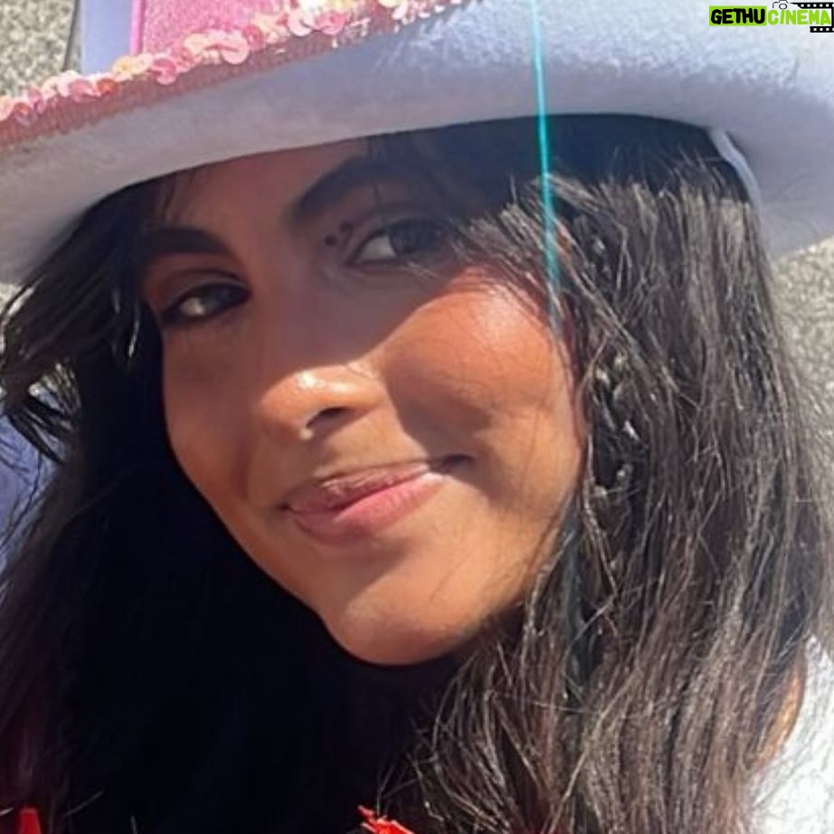 Luísa Castel-Branco - 1.2K Likes - A minha querida neta mais velha à espera do concerto de @taylorswift !
É tão doce como bonita a minha @ines.castelbranco ❤️❤️❤️❤️