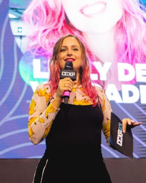 Luisa Clasen Instagram - Dumpzinho do que já rolou essa semana e vem aí muito mais! Tive o privilégio de comandar o @unlockccxp e agora estou em parceria com o @outbackbrasil pra mostrar o que tem de melhor na @ccxpoficial esse ano!
Bora? Só não esquece de lavar o pé, meu querido pé que me aguenta o dia inteeeeiro 🎶

Obrigada @gustavogiglio pelo convite e pela confiança, @coupleofthings e @biabuffolo pela parceria, @biabonatto e @raphaelgonc_ por me trazerem pro multiverso da #ccxp23, @diegopadilha pelas fotos belíssimas e muuuito obrigada a todos que me encontram e dão feedback sobre meu trabalho. Amo esses encontros, vocês são demais!
#outbacknaccxp23 #ccxp23 #casteloratimbum