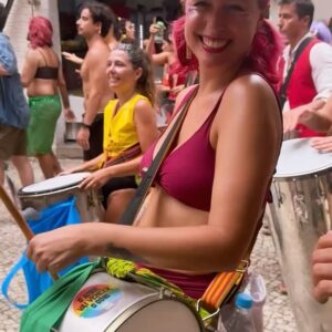 Luisa Clasen Instagram - Muitas skins desse carnaval: musicista, apoio de bloco e foliã. Amo ser tudo isso! Mto feliz pelos encontros do carnaval, obrigada a todo mundo q fez parte! ✨✨ e final de semana que vem a gente se encontra em Paquetá 👀 só acaba pra quem quer!

Fotos profissionais do @pizzaduleo @nomeiodobloco @andre_rola 

Blocos: @anovabad @blocolovesongs @bloconadademais @blocovivalavida @sinfonicaambulante 

#carnaval #riodejaneiro