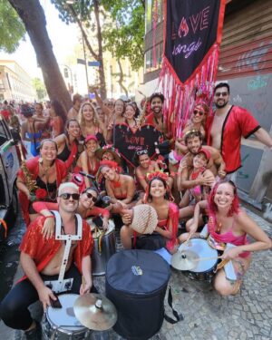 Luisa Clasen Instagram - Muitas skins desse carnaval: musicista, apoio de bloco e foliã. Amo ser tudo isso! Mto feliz pelos encontros do carnaval, obrigada a todo mundo q fez parte! ✨✨ e final de semana que vem a gente se encontra em Paquetá 👀 só acaba pra quem quer!

Fotos profissionais do @pizzaduleo @nomeiodobloco @andre_rola 

Blocos: @anovabad @blocolovesongs @bloconadademais @blocovivalavida @sinfonicaambulante 

#carnaval #riodejaneiro