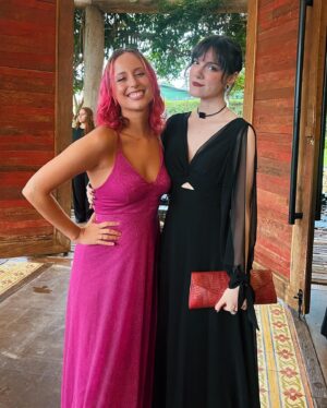 Luisa Clasen Instagram - Pensa num dia doido. Minha melhor amiga, minha parceira de Oscar de todos os anos, uma das minhas pessoas favoritas no mundo… resolveu casar no mesmo dia do maior job do ano 🫠 infelizmente ainda não inventaram uma máquina do tempo, mas essa madrinha fez milagre acontecer!
@carolmoreira3 te amo tanto que nem preciso explicar, né? Tou tão feliz q você e o @beto.caliman se encontraram na hora certa, no momento certo, e ainda estive lá pra dar uma forcinha extra 🩷 vocês serão muuuuito felizes juntos, parabéns por essa nova etapa!

E tem mais umas pessoas q precisam de um amorzinho aqui no texto: @rolandinhobr e @brunobock que super entenderam meu drama e me deixaram super à vontade com horário pra poder dar o meu melhor na nossa live no @pipocando.oficial com @alegarcia e @otaviouga. Obrigada por essa transmissão especial!

E claro, meu maior parceiro de sempre: @glauberalencar_ meu amorzão que fez essa jornada toda comigo! Te amo muito, muito obrigada por ser essa pessoa incrível e meu maior apoiador! Em breve é nossa vez 💕👀

Registros da perfeita e também minha BFF @bellehendges 🖤 obrigada por em ajudar na missão vestido, amiga!