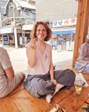 Luísa Sobral Instagram - Dia 2 e 3 na Coreia do Sul🚶‍♀️🥣🚶‍♀️🥣🚶‍♀️🥣

Fun fact- " Sobral" em coreano quer dizer " testículos de boi". Só me disseram no último dia. E as vezes que me chamaram Ms. Sobral durante este 4 dias sem se desmancharem. Heróico!