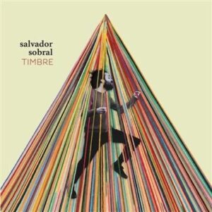 Luísa Sobral Instagram - Saiu o "Timbre", o novo disco lindo do meu irmão. Este é o nosso dueto e há ainda uma canção escrita por mim , "Se quando tu vieres". Vão ouvir 😘

@salvadorsobral.music
