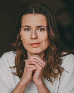 Luisa Neubauer Instagram - “Es gibt kaum eine Gruppe, die so viel Einfluss auf die Weltgeschichte hat wie die Gleichgültigen. Und das Bemerkenswerte daran ist, niemand spricht von ihnen. Ihre Passivität hat die radikalsten Umbrüche ermöglicht.” Das schreibt Rafik Shami. Die Rechten rechnen mit unserer Gleichgültigkeit. Und die kriegen sie nicht. Fast 100.000 Menschen waren in den letzten Tagen deutschlandweit auf der Straße. Und die Welle geht weiter. Eine Demokratie hat man nicht, man lebt sie. Wir sehen uns am Wochenende wieder auf der Straße und zeichnen die Bilder voll Liebe und Widerstand - Bilder, vor denen Faschisten Angst haben. . . 📸 @lena.faye