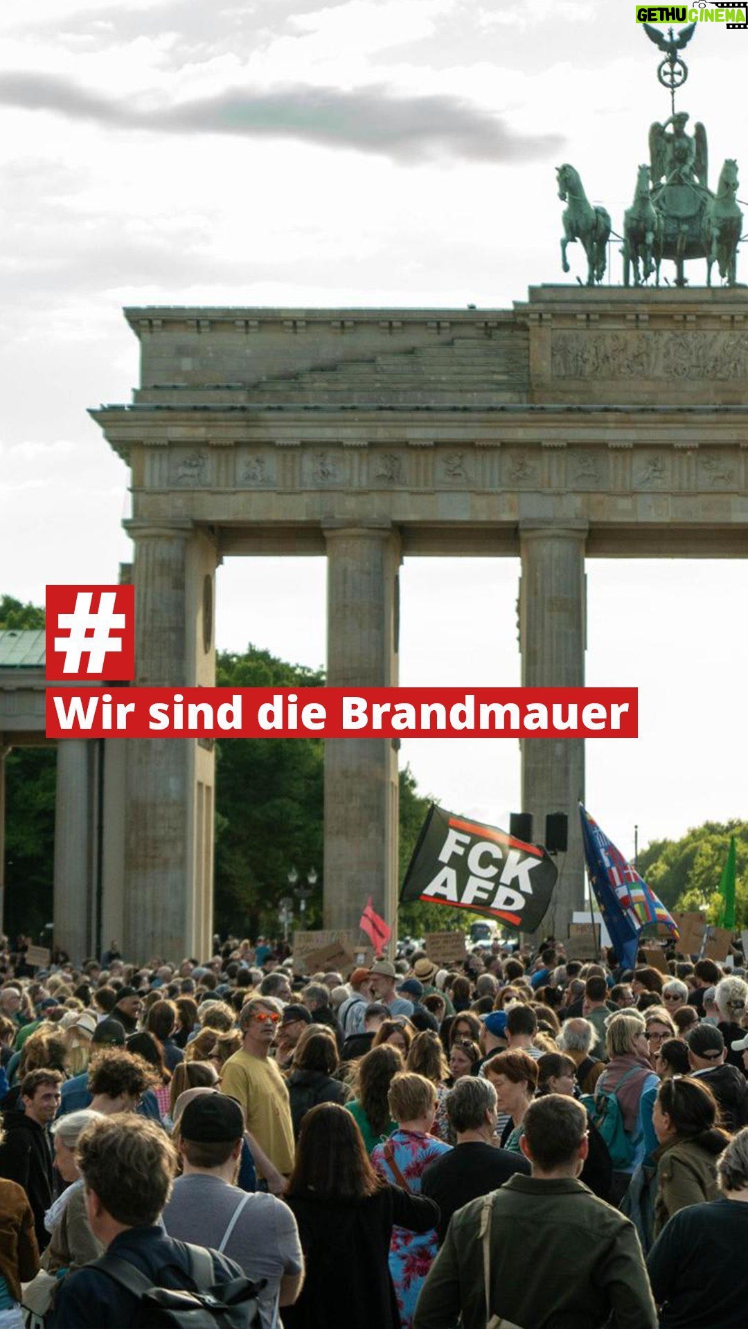 Luisa Neubauer Instagram - @luisaneubauer bringt es auf den Punkt! Die brutalen Angriffe gegen den SPD-Politiker Matthias Ecke oder den Grünen Rolf Fließ sind direkte Angriffe gegen uns und unsere freiheitlich-liberale Demokratie. Wir halten dagegen - ob heute spontan in Dresden und Berlin, oder in den kommenden Wochen. Für uns gilt: Wir müssen unsere Demokratie schützen und rufen alle demokratischen Parteien auf, sich anzuschließen. Dazu haben wir einen Plan: 👉🏼 Lasst uns gemeinsam Demonstrieren gehen - in den nächsten Wochen Flagge gegen die AfD zeigen! 👉🏼 Das Kalkül der rechten Schläger durchkreuzen, indem wir die unterstützen, die gerade angegriffen werden. Spendet denjenigen, die den Support am dringendsten brauchen. 👉🏼 Geh wählen und wähle demokratisch! Am 9. Juni findet die Europawahl und parallel die Kommunalwahlen statt. Nutzen wir die Chance und zeigen der AfD die rote Karte.