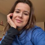 Luisa Neubauer Instagram – Hi ♥️ ich bin Luisa, hier sind viele neue Leute (welcome 🥰) und hier kommt ein Mini-Intro. Einen Großteil meiner Zeit verbringe ich (offensichtlich) mit der Klimakrise und ganz vielen Leuten, die sich irgendwo irgendwie für bessere Verhältnisse einsetzten. Aber wenn ich nicht Luisa Neubauer bin, sondern naja Luisa, dann gibt es auch endlso viele andere Dinge, die ich toll finde, und schön, und wichtig, und das sieht zb so aus: 

Ich bin Geographie-Nerd, alles daran ist interessant, ich esse extrem gerne Pfannkuchen, habe lange Fußball gespielt und würde gerne wieder anfangen (für Berliner Empfehlungen dankbar), backe, aktuell Zimtröllchen (vegan), ich bin ausgebildete Skilehrerin, vor acht Jahren ist mein Vater an Krebs gestorben und ich gebe mir Mühe ihn im Herz mit durch mein Leben zu nehmen, meine Mutter ist Krankenschwester und slayed nur, ich bin die jüngste von vier Geschwistern und endlos froh drum, habe gerade absurde Tage, auch weil bald zwei Bücher von und mit mir erscheinen (🫰) und wenn es ein richtig guter Tag ist sitze ich um halb sechs abends mit Freunden in der Sonne und trinke Tannenzäpfle 🤝. Ja, soweit ☺️

Und eins noch: Am nächsten Freitag wird auch ein richtig guter Tag, da sitze ich auch abends (planmäßig) in der Sonne, aber davor gehe ich auf die Straße, es ist Klimastreik zur EU-Wahl, in Berlin um 12 Uhr am Brandenburger Tor, in Hamburg um 14 Uhr an der Glacischaussee und an 90 anderen Orten – kommt mit!