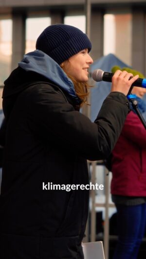 Luisa Neubauer Instagram - Was hat Demokratie mit Klima zu tun??? 🤔🤔🤔 #ZusammenGegenRechts