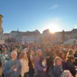 Luisa Neubauer Instagram - Dresden ♥️ Eine große Ehre bei euch sprechen zu dürfen. So groß, so warm, so mächtig, alle zusammen auf den Straßen - und parallel tausende auch auf den Straßen in Bautzen. Aus meiner Rede: „Die Faschisten, sie haben Angst vor dem, was hier gerade passiert. Sie hassen das Bild, was wir hier zeichnen. Sie hassen es, weil sie wissen wie mächtig das ist. Guckt euch um. In genau diesem Augenblick, hier und im ganzen Land, entzaubern wir die rechtsradikale Märchen, von einer Gesellschaft des Hasses und der Ausgrenzung. Wir enttarnen ihre Lügen, von einem Land, dass schon längst an sich selbst aufgeben hat. Wir zerplatzen ihre Fieberträume von einer Gesellschaft, die sich angeblich nicht mehr in die Augen gucken will.“ Fotocredits: @verteilersteckdose Musik by @jeremiasmusik (und anderen!)