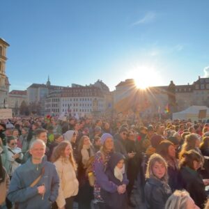 Luisa Neubauer Instagram - Dresden ♥️ Eine große Ehre bei euch sprechen zu dürfen. So groß, so warm, so mächtig, alle zusammen auf den Straßen - und parallel tausende auch auf den Straßen in Bautzen. 

Aus meiner Rede: „Die Faschisten, sie haben Angst vor dem, was hier gerade passiert. 
Sie hassen das Bild, was wir hier zeichnen. Sie hassen es, weil sie wissen wie mächtig das ist. Guckt euch um.

In genau diesem Augenblick, hier und im ganzen Land, entzaubern wir die rechtsradikale Märchen, von einer Gesellschaft des Hasses und der Ausgrenzung. Wir enttarnen ihre Lügen, von einem Land, dass schon längst an sich selbst aufgeben hat. Wir zerplatzen ihre Fieberträume von einer Gesellschaft, die sich angeblich nicht mehr in die Augen gucken will.“

Fotocredits: @verteilersteckdose 
Musik by @jeremiasmusik (und anderen!)