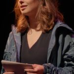 Luisa Neubauer Instagram – Ein bekannter Physiker sagte einmal, dass die Verzweiflung dieser Welt daher rührt, dass wir es gewohnt sind, Krisen mit der Eroberung neuer Territorien zu lösen. Die Europäer zogen los in die neue Welt und 100 Jahre später zogen sie los in den globalen Süden und dann im Kalten Krieg eroberte man kurzerhand den Weltraum.
Und jetzt? Wo die Welt umfassend eingenommen ist?
Jetzt nehmen wir die Zukunft ein…

#Zukunft #FridaysforFuture
