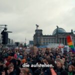 Luisa Neubauer Instagram - Nach “dem einen Mann” sehnen sich die Faschisten. Demokratie aber, ist Handarbeit. Die hat man nicht, die lebt man. #DemokratieForFuture