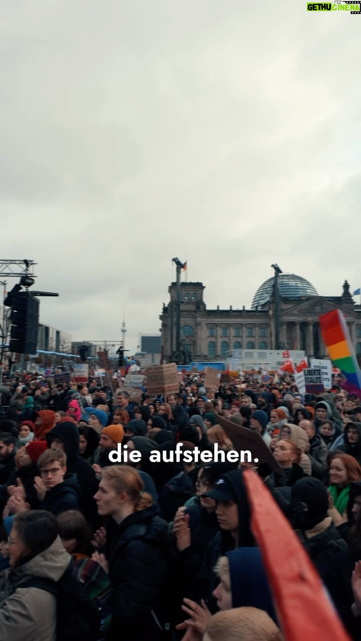 Luisa Neubauer Instagram - Nach “dem einen Mann” sehnen sich die Faschisten. Demokratie aber, ist Handarbeit. Die hat man nicht, die lebt man. #DemokratieForFuture