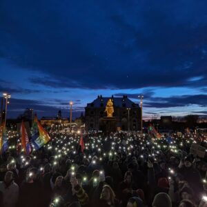Luisa Neubauer Instagram - People should know about this. We will not let the right extremists, the fascists, the racist and misogynistic take over our democracy. This year, 50% of the world population will be asked to vote. And right wing forces are rising almost everywhere. And it’s no coincidence that it’s the fascists who - once in power - take away the rights of women, of nature, of migrants and queers. It’s all connected. So we stand up. And we will need you to join us. ♥️