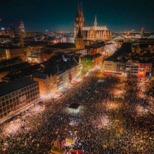 Luisa Neubauer Instagram - People should know about this. We will not let the right extremists, the fascists, the racist and misogynistic take over our democracy. This year, 50% of the world population will be asked to vote. And right wing forces are rising almost everywhere. And it’s no coincidence that it’s the fascists who - once in power - take away the rights of women, of nature, of migrants and queers. It’s all connected. So we stand up. And we will need you to join us. ♥️