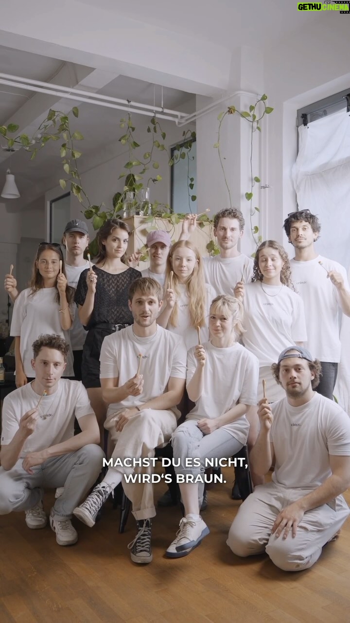 Luisa Neubauer Instagram - 🗳 Wählen ist wie Zähneputzen - machst du es nicht, wird’s braun! 👉 Sagt es weiter: Am 31.05. gehen wir überall für Klimaschutz und Demokratie auf die Straße! 📣🇪🇺 Einen #Klimastreik in eurer Nähe findet ihr bei @fridaysforfuture.de in der Bio und unter fridaysforfuture.de/eu-wahl-2024