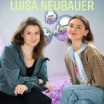 Luisa Neubauer Instagram – Merken, wenn’s schön ist und merken, wenn‘s hart wird. In einer Zeit und Welt in der wir multiple und komplexe Krisen durchleben, ist es essenziell über Widerstandsfähigkeit und Hoffnung zu sprechen. 🙏

Dafür hat Steffi diesmal Autorin und Klimaaktivistin Luisa Neubauer eingeladen.
Die beiden reden über Momente, in denen sie über sich hinaus wachsen mussten, Erwartungshaltungen und wann man mit ihnen brechen muss. 💪

Denn resilient zu sein, bedeutet nicht, dass immer alles gut sein muss, sondern fragt viel mehr, wie gut kommst du wieder hoch?
Resilienz fragt aber auch, in welchen Strukturen leben wir?
Denn Stress ist kein Privatproblem und wir dürfen uns nicht einreden lassen, dass wir zu klein sind, um etwas zu bewegen. 

#resilienz #hoffnung #klimakrise #widerstandsfähigkeit #luisaneubauer #stefaniegiesinger #interview #podcast