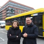 Luisa Neubauer Instagram - Neben mir steht Frank Werneke, er ist der Chef von @wirsindverdi. Zusammen mit dieser großen Gewerkschaft rufen wir als @fridaysforfuture.de am Freitag zum Streik auf. Jahrelang haben wir davon geträumt zwischen Klimabewegung & Gewerkschaft gemeinsame Sache zu machen. Und jetzt passiert es. 😭🙏😍 Das rufen wir dazu auf: Nirgends scheitert die Politik so krachend in der Klimakrise wie im Verkehrssektor, seit 2 Jahren überschreitet der Sektor von Minister Wissing die Klimaziele, sein Sektor stößt mehr C02 aus als erlaubt und ignoriert die nötige Verkehrswende - während gleichzeitig grüne Jobchancen im ÖPNV geschreddert werden. Im Gegensatz zur Regierung, die sich im Streit verliert, haben Fridays for Future und Verdi ein starkes Bündnis aufgebaut und kämpfen Seite an Seite für Klimaschutz, eine echte Verkehrswende und längst überfällige Investitionen im ÖPNV. Diesen Freitag werden wir dieses Bündnis durch 100 Demonstrationen im ganzen Land sichtbar machen und sozial gerechten Wandel einfordern. Statt Sparpolitik von vorgestern, braucht es jetzt Investitionen für das Land und die Leute und das Klima. #WirFahrenZusammen