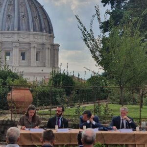 Luisa Neubauer Instagram - Surreal. Thank you @franciscus for inviting us to the Vatican and for speaking up for climate justice. 

Hosting us and providing a stage for the demand to defend climate activists against repression and criminalization has be a honor in a crucial moment of time. 

(Swipe to find my speech I delivered at the Vatican press conference alongside the incredible Jonathan Safran Foer and the Laudato Si‘ movement. 🥰🤓) 
.
.
📸 Vaticanmedia