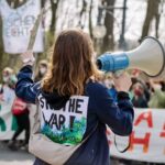 Luisa Neubauer Instagram - Die Klimakrise ist sexistisch & sie braucht feministische Antworten. Es hängt alles zusammen. Es gibt noch so viel mehr dazu zu sagen, aber hier fängt es an. The fight goes on. Love & rage 💜🌍
