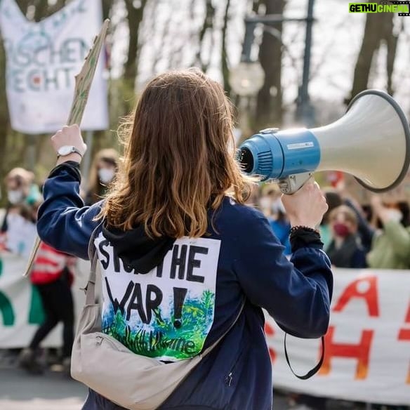 Luisa Neubauer Instagram - Die Klimakrise ist sexistisch & sie braucht feministische Antworten. Es hängt alles zusammen. Es gibt noch so viel mehr dazu zu sagen, aber hier fängt es an. The fight goes on. Love & rage 💜🌍