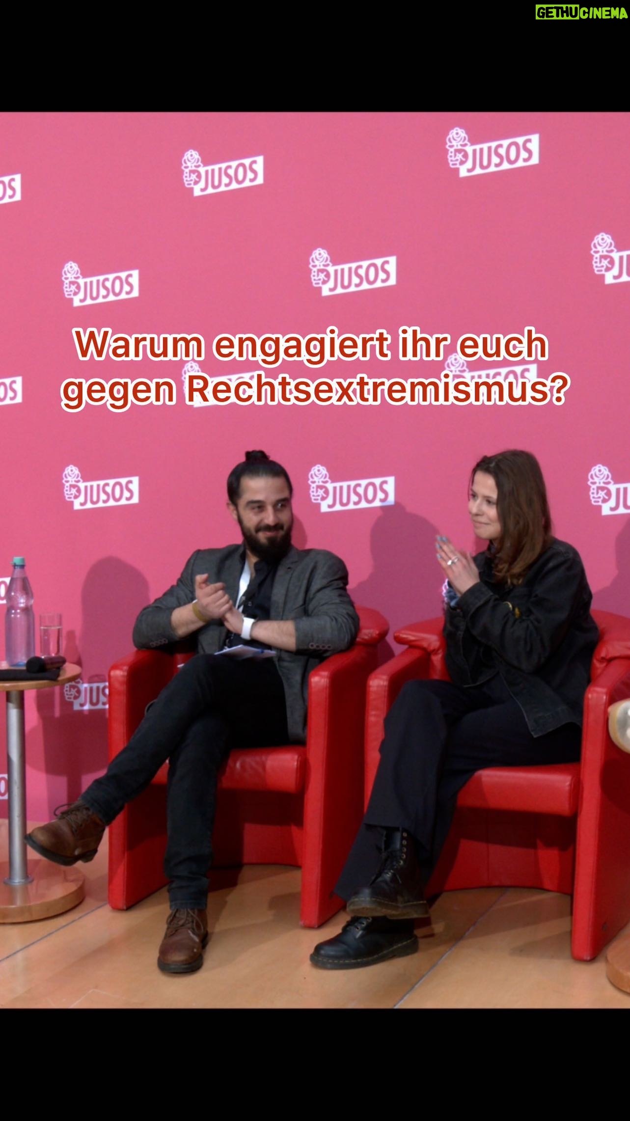 Luisa Neubauer Instagram - Am letzten Freitag bei der Veranstaltung von @jusos zum Thema „Europas Weg in die Zukunft“ fragte @galthasar, warum @luisaneubauer und ich uns gegen Rechtsextremismus engagieren. Hier ist unsere Antwort. Und ihr? Warum engagiert ihr euch gegen Rechtsextremismus? Schreibt gerne in den Kommentaren!