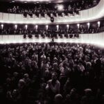 Luisa Neubauer Instagram – Danke danke danke an das @thaliatheater, dass das Ensemble Resonanz und ich gemeinsam die Lessing Tage in Hamburg eröffnen durften. ✨

Das war besonders und schön und sehr aufregend. Die Klimakrise ist immer und überall, als müssen wir es mit unseren Wörtern und Kunst auch sein. In den kleinen und großen Räumen.
Ich hoffe sehr wir dürfen das nochmal machen 🥰

Aus meiner Rede zur Eröffnung: 

“Wohin hat uns der Geist der Aufklärung, des wachsenden Wissens, der Supertechnologien und großen Träume gebracht? In eine Zeit, die weiß, dass sie alles sein könnte. In eine Zeit, die besser als jede andere weiß, wie hart Gleichheit und Gerechtigkeit und Nachhaltigkeit erkämpft werden muss, eben weil man weiß: Es ist möglich. 

In eine Zeit, die sich, aus all den Möglichkeiten, ausgerechnet für diese Gegenwart entschieden hat. 

Und da machen wir nicht halt: Ein bekannter Physiker sagte einmal, dass die Verzweiflung in der Welt daher rührt, dass wir es gewohnt sind, Krisen mit der Eroberung neuer Territorien zu lösen. Die Europäern zogen los in die neue Welt, 100 Jahre zogen sie los in den globalen Süden. Und im kalten Krieg eroberte man kurzerhand den Weltraum, ein kleiner Schritt auf dem Mond gegen große Probleme auf der Erde.”

📸 @konrad.laukat