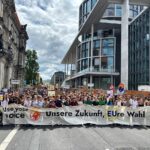 Luisa Neubauer Instagram – Jetzt gerade auf den Straßen! 🔥🚀 Wo ist #FridaysForFuture? Wir sind hier, wir sind laut. Seit fünf Jahren, durch alle Krisen hindurch, durch Erfolge und Rückschläge. Wir haben gesehen, dass wir die Verhältnisse verändern können, warum zum Henker sollten wir jetzt aufgeben? #Klimastreik #Europawahl