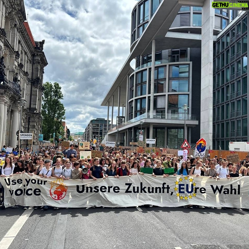 Luisa Neubauer Instagram - Jetzt gerade auf den Straßen! 🔥🚀 Wo ist #FridaysForFuture? Wir sind hier, wir sind laut. Seit fünf Jahren, durch alle Krisen hindurch, durch Erfolge und Rückschläge. Wir haben gesehen, dass wir die Verhältnisse verändern können, warum zum Henker sollten wir jetzt aufgeben? #Klimastreik #Europawahl