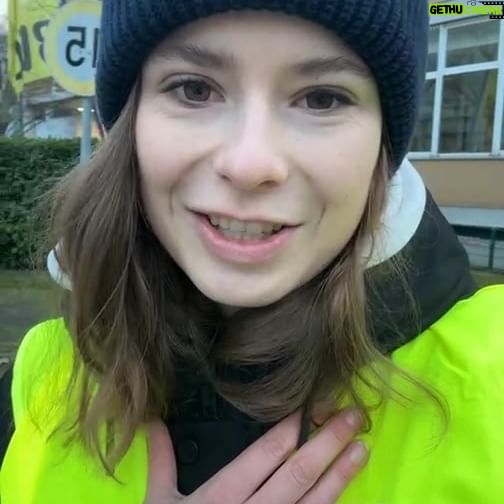 Luisa Neubauer Instagram - LIVE: Wir streiken mit Verdi! Keine Busse, keine Bahnen, ohne Menschen, die sie fahren. Es gibt keine Verkehrswende ohne gute Arbeitsbedingungen für Busfahrer:innen ✊ #WirFahrenZusammen