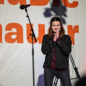 Luisa Neubauer Instagram - Dresden ♥️ Eine große Ehre bei euch sprechen zu dürfen. So groß, so warm, so mächtig, alle zusammen auf den Straßen - und parallel tausende auch auf den Straßen in Bautzen. 

Aus meiner Rede: „Die Faschisten, sie haben Angst vor dem, was hier gerade passiert. 
Sie hassen das Bild, was wir hier zeichnen. Sie hassen es, weil sie wissen wie mächtig das ist. Guckt euch um.

In genau diesem Augenblick, hier und im ganzen Land, entzaubern wir die rechtsradikale Märchen, von einer Gesellschaft des Hasses und der Ausgrenzung. Wir enttarnen ihre Lügen, von einem Land, dass schon längst an sich selbst aufgeben hat. Wir zerplatzen ihre Fieberträume von einer Gesellschaft, die sich angeblich nicht mehr in die Augen gucken will.“

Fotocredits: @verteilersteckdose 
Musik by @jeremiasmusik (und anderen!)