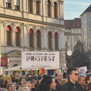 Luisa Neubauer Instagram - Dresden ♥️ Eine große Ehre bei euch sprechen zu dürfen. So groß, so warm, so mächtig, alle zusammen auf den Straßen - und parallel tausende auch auf den Straßen in Bautzen. 

Aus meiner Rede: „Die Faschisten, sie haben Angst vor dem, was hier gerade passiert. 
Sie hassen das Bild, was wir hier zeichnen. Sie hassen es, weil sie wissen wie mächtig das ist. Guckt euch um.

In genau diesem Augenblick, hier und im ganzen Land, entzaubern wir die rechtsradikale Märchen, von einer Gesellschaft des Hasses und der Ausgrenzung. Wir enttarnen ihre Lügen, von einem Land, dass schon längst an sich selbst aufgeben hat. Wir zerplatzen ihre Fieberträume von einer Gesellschaft, die sich angeblich nicht mehr in die Augen gucken will.“

Fotocredits: @verteilersteckdose 
Musik by @jeremiasmusik (und anderen!)