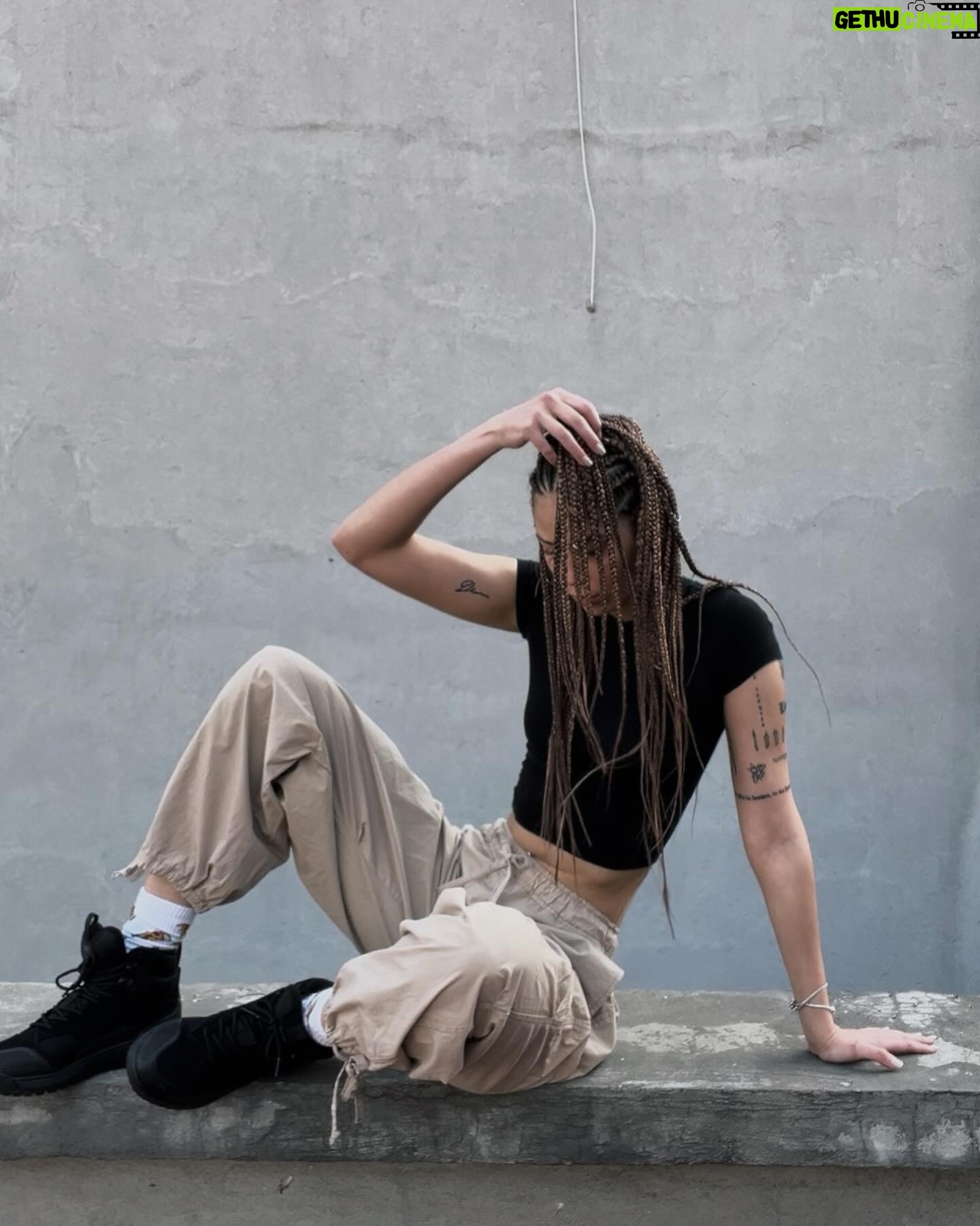 Luisa Rubino Instagram - 🖤 @vans_mx #VansMTE 🖤