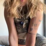 Luisa Rubino Instagram - 1. pelito nuevo <333 2. 🔮🔮🔮 3. yo desayunando wevito fit con cositos de ojeras 4. yo viendo como piensas que te debo algo ya cállate 5. mis adidas de cholo 6. ya me salió mi primera cana aaaaaaaa 7. @sofiagabanna_ teamo 💖💖💖💖💖💖