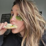 Luisa Rubino Instagram - 1. pelito nuevo <333 2. 🔮🔮🔮 3. yo desayunando wevito fit con cositos de ojeras 4. yo viendo como piensas que te debo algo ya cállate 5. mis adidas de cholo 6. ya me salió mi primera cana aaaaaaaa 7. @sofiagabanna_ teamo 💖💖💖💖💖💖
