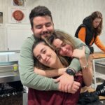 Luisa Rubino Instagram - es tan hermoso volver al lugar donde amé la vida, es tan hermoso amar a mis hermanos y que me amen de vuelta así pasen los años que pasen, nos hacemos grandes juntos con canas y to’ es tan hermoso ser la casita los unos de los otros, los amo pilatas este es un piratas appreciation post. <333