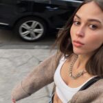 Luisa Rubino Instagram - -y bueno veinticinco. 🐝 25 añitos de ser yo, 25 de tener a Lourdes, esa que se pone la camiseta y gana todos los partidos. 25 años de no saber muy bien cómo va esto pero lo mismo surfearla, de amar a 120 sin temor a chocar y chocar pero sacudirme, continuar y seguir amando aún más fuerte. 25 de querer ser mejor, de cansarme de morder el polvo tantas veces pero mirar a mamá y saber que la Pisi lo puede todo. 25 años de risas, de amor, de vehemencia, de logros, de vida, vida pura. ✨ gracias a los que están, gracias también a los que ya no pero me hicieron crecer, gracias a mi carrera que me mantiene en pie, gracias a mi y gracias a las abejitas que vienen a saludarme algunas mañanas cuando estoy tomando mates en el balcón. ✨ 🩷🩷🩷 lovelovelovelovelove 🩷🩷🩷