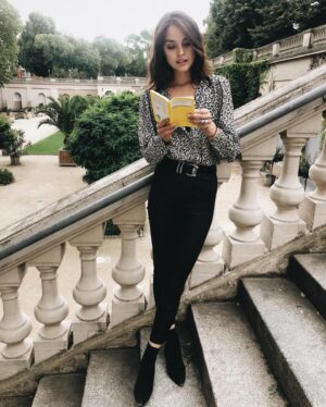 Luise Befort Instagram - ‚What's in a name? That which we call a rose
By any other name would smell as sweet.‘ - William Shakespeare•
Ich freue mich so sehr, die Julia in Reclams neuem Hörspiel ‚Romeo&Julia‘ von William Shakespeare gesprochen zu haben & das mit Euch zu teilen. Ihr könnt ab sofort auf allen digitalen Plattformen das Hörspiel herunterladen und anhören, wünsche euch ganz viel Spaß dabei! 
Es sind wunderbare Kollegen dabei unter anderem auch @maxbefort 🖤
#reclamhoerbuecher #ad #dramababy #gibdirdrama #staytuned