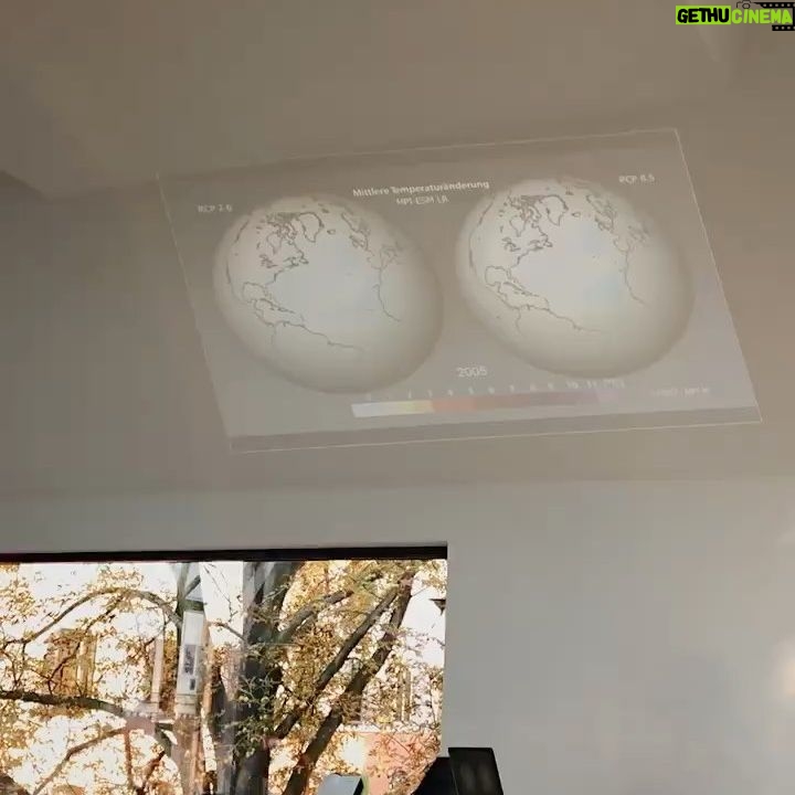 Luise Befort - 14.7K Likes - Mein Gesichtsausdruck zur derzeitigen Klimapolitik.
Morgen ist wieder globaler Klimastreik.
Wir formen die Zukunft mit & haben noch die Chance die Klimakatastrophe zu verhindern.
Wenn wir so weiter machen wie bisher, wird unsere Welt in ein paar Jahren so aussehen, wie im rechten Bild im Video.
Deshalb bin ich morgen auch wieder mit dabei - mit Maske & Abstand.
#keingradweiter
Danke #dirknotz & @fridaysforfuture.berlin für den Vortrag• #globalclimatestrike