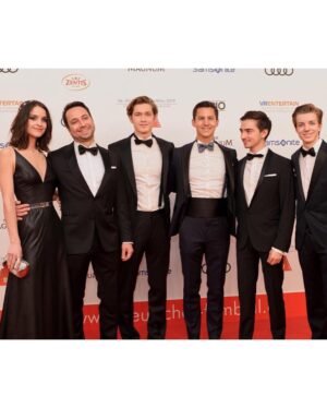 Luise Befort Instagram - ..@deutscher_filmball a while ago🖤
#clubderrotenbänder ist jetzt im Kino! 🎞💥
Have a wonderful weekend!
Wir sind gespannt, wie euch der Film gefällt ⭕️
@universum_film #bantrybay #unbezahltewerbung
