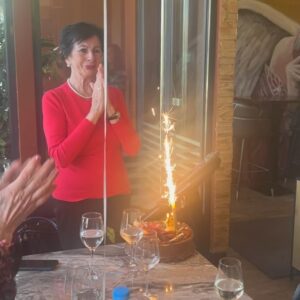 Luiza Grigorova Instagram - Баба Ели на 80! 

Жената, която ни отгледа, цялото “Женско царство”, както се наричаме, която ни научи на толкова много, на всичко! Жената, благодарение на която във вените ни има аристократска кръв, кожите ни са прозрачно бели, а костите тънки, но здрави!  Често се шегуваме, че заслужава паметник на площада в Перник(където е била лимонадената фабрика на дядо ѝ), но тя, без шега, го заслужава. 

Да ни е здрава, защото обичана ще бъде винаги! ❤️❤️❤️