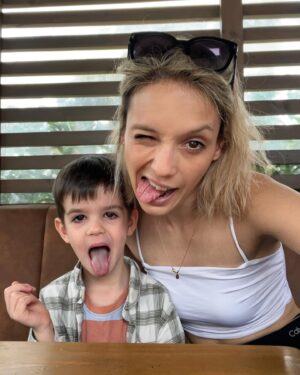 Luiza Grigorova Instagram - Това момче… Бран. Често се питаме с Марто какво ще го правим, когато порасне(защото сега е пълно диване, а знаем поговорката за малки деца-малки ядове), но истината е, че вече виждаме, че той просто ще се оправя без проблем! Най-общителният чаровник е, печели на своя страна всички за секунди, особено каките, успява във всяка ситуация да си намери компания и място. В мен е адски влюбен и в същото време ме прави “дива калинка”, както казва мама 😂, просто ме притежава 🤷🏻‍♀️😀. Преди да се роди си мечтаех за момиче, защото мислех, че само така можем да имаме много силна връзка, оказа се, че Господ си знае работата и ми даде тази невъобразимо силна любов между майка и син. Много съм изморена 🥴 и съм безкрайно благодарна 🙏🏼❤️🙏🏼❤️🙏🏼 @martinmakariev