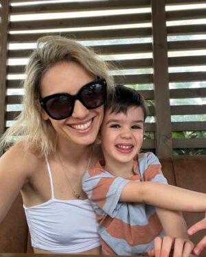 Luiza Grigorova Instagram - Това момче… Бран. Често се питаме с Марто какво ще го правим, когато порасне(защото сега е пълно диване, а знаем поговорката за малки деца-малки ядове), но истината е, че вече виждаме, че той просто ще се оправя без проблем! Най-общителният чаровник е, печели на своя страна всички за секунди, особено каките, успява във всяка ситуация да си намери компания и място. В мен е адски влюбен и в същото време ме прави “дива калинка”, както казва мама 😂, просто ме притежава 🤷🏻‍♀️😀. Преди да се роди си мечтаех за момиче, защото мислех, че само така можем да имаме много силна връзка, оказа се, че Господ си знае работата и ми даде тази невъобразимо силна любов между майка и син. Много съм изморена 🥴 и съм безкрайно благодарна 🙏🏼❤️🙏🏼❤️🙏🏼 @martinmakariev