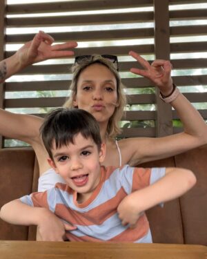 Luiza Grigorova Instagram - Това момче… Бран. Често се питаме с Марто какво ще го правим, когато порасне(защото сега е пълно диване, а знаем поговорката за малки деца-малки ядове), но истината е, че вече виждаме, че той просто ще се оправя без проблем! Най-общителният чаровник е, печели на своя страна всички за секунди, особено каките, успява във всяка ситуация да си намери компания и място. В мен е адски влюбен и в същото време ме прави “дива калинка”, както казва мама 😂, просто ме притежава 🤷🏻‍♀️😀. Преди да се роди си мечтаех за момиче, защото мислех, че само така можем да имаме много силна връзка, оказа се, че Господ си знае работата и ми даде тази невъобразимо силна любов между майка и син. Много съм изморена 🥴 и съм безкрайно благодарна 🙏🏼❤️🙏🏼❤️🙏🏼 @martinmakariev