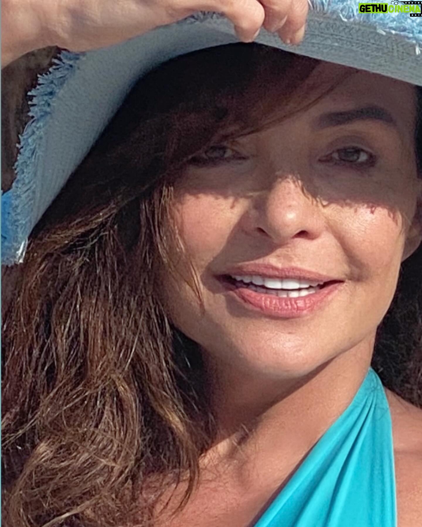 Luiza Tomé - 4.3K Likes - Boa tarde povo lindo de Deus .
Aproveitando o sol que brilha em SP .
Linda semana🙌🙏