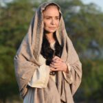 Luiza Tomé Instagram – A responsabilidade de interpretar Maria na temporada 2023 da Paixão de Cristo de Nova Jerusalém será da atriz @luizatomeofic 💙 Ela que encheu a gente de emoção em pleno set de filmagens e já demostrou todo o seu talento e carinho pela personagem nas gravações dos filmes publicitários. Em sua indumentária, sua paleta de cor predomina um belíssimo e rústico tom azul derivado de um fruto chamado jenipapo 🍈🫐

Uma das personagens mais emblemáticas da história da humanidade, Maria foi a escolhida pra ser mãe de Jesus, o filho de Deus. Representar essa mulher em matéria é um grande desafio. Personificar o maior símbolo do sagrado feminino, como uma mulher real, do seu tempo, que representa todas as mulheres, mães… uma mulher corajosa, que amou e sofreu muito. Capaz de resistir sem perder a fé e a esperança. Suas desconhecidas experiências e dificuldades para cumprir a missão de ser mãe, educadora e discípula certamente irá encantar o público durante a temporada ✨

Paixão de Cristo de Nova Jerusalém, de 01 a 08 de abril de 2023. 

Não percam. Venham se emocionar conosco! 🤎

🎟 Ingressos disponíveis no site www.novajerusalem.com.br em até 12x nos cartões de crédito e nos pontos de vendas físicos credenciados, em até 6X em todos os cartões (Verifique a taxa de juros da operadora). 
.⠀
Foto: @fabiojordao⠀⠀
.⠀
#paixãodecristo #novajerusalém #teatro #cultura #semanasanta #atriz #maria #espetáculo #teatroaoarlivre #nordeste #Pernambuco #brasil