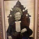 Luiza Tomé Instagram - Meu #tbt de hoje vai para a minha mãe , uma mulher incrível ! A foto tirada no dia de sua formatura como advogada, no seu rosto a expressão de orgulho e vitória de muitas lutas! Hoje com 90 anos segue lutando para ficar ao lado dos filhos. Te amo e não tenho palavras para te agradecer por tudo🙏🙌🌹🥰 #mae #amordefilha