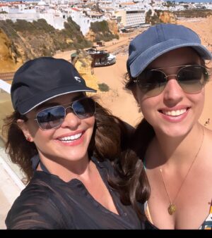Luiza Tomé Instagram - #tbt com minha amada filha .
#portugual 
#familia 🙏💓🌹
@adrianatf_03  te amooooooo