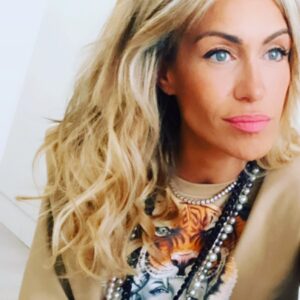 Luján Argüelles Instagram - Mirando al amor con ojos de “Me gustas”.
Me gustas cuando eres apasionado, me gustas cuando eres intenso, me gustas cuando eres compañero, cuando eres incondicional, cuando das sin límite, cuando te entusiasmas, cuando eres honesto, cuando SECUESTRAS MI ALMA.  Con el resto de versiones….. mejor libros, amigos y satisfayer 
Feliz día de San Valentin!!!!!! #Amor #EnergiaElevada