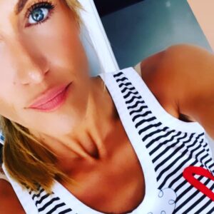 Luján Argüelles Instagram - Exactamente veinte días para enfundarme ropa de verano y ponerme así de morena!!!!!! Chavalas, que nos vamos!!!!! Cumple 2022!!!!!!! “Salvajes en Acción”