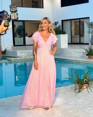 Luján Argüelles Instagram - Habéis visto ya la Promo de @vayavacacionestv !!! Ya  queda menos !!! Make up ; @milagritosmakeup  @ladymagen  Peluqueria : @raulurb @bellami_spain  Estilismo : @monthalbet  sastrería :@peetersalgado.  Vestido : @bgoandme. Brazalete ; @cucadasdeana  zapatos : @azareyshoes